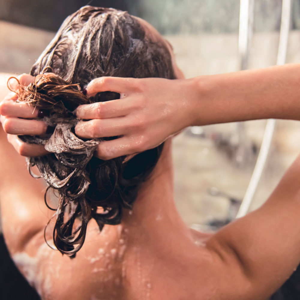 Os melhores shampoos que auxiliam na redução do frizz!